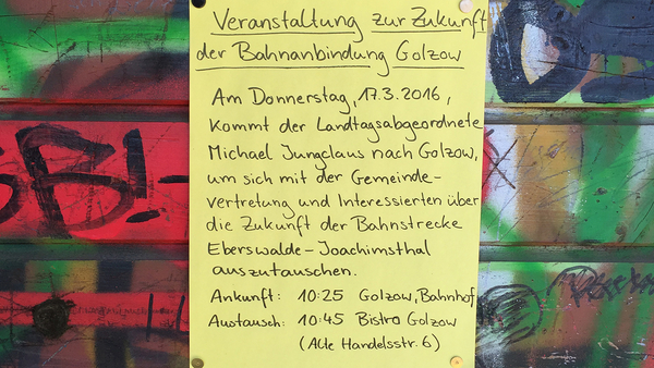 Handschriftlicher Hinweis auf die Gesprächsrunde zum Bahnhof in Golzow (bei Eberswalde) am Bahnhofsgebäude, Foto: Michael Jungclaus, MdL