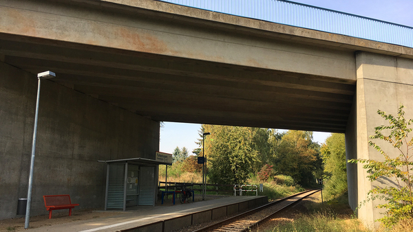 Bahnsteig und Gleis unter der Brücke in Falkenhagen Gewerbepark Pritzwalk, Foto: Michael Jungclaus, MdL