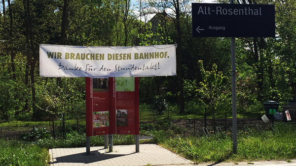 Banner zu Erhaltung des Bahnhalts Alt-Rosenthal, Foto: Michael Jungclaus, MdL