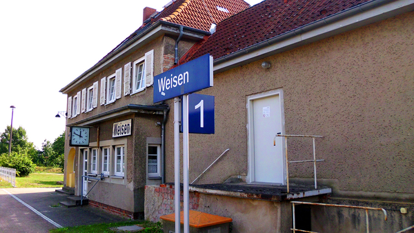 Bild „Bahnhof (Bedarfshalt) in Weisen, Landkreis Prignitz“ von Yoursmile https://de.wikipedia.org/wiki/Datei:Weisen_Bahnhof_1.JPG Lizenz: CC BY-SA: https://creativecommons.org/publicdomain/zero/1.0/deed.de