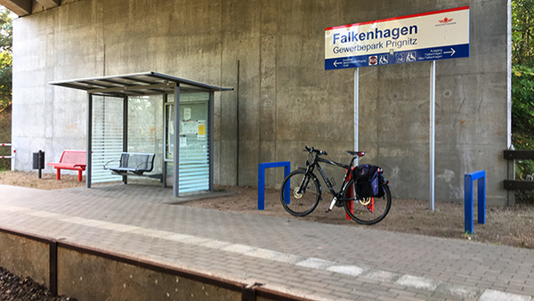 Bahnsteig und Gleis in Falkenhagen Gewerbepark Pritzwalk, Foto: Michael Jungclaus, MdL