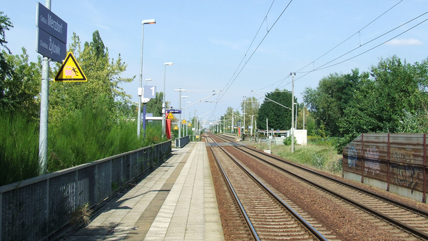 Bild „Train station "Cottbus-Merzdorf". Platform 1 is served by stopping trains headed for Cottbus” von Trio3D https://de.wikipedia.org/wiki/Datei:Station_Cottbus_Merzdorf_%28platform_1%29.png Lizenz: CC BY-SA: https://creativecommons.org/licenses/by-sa/3.0/deed.de