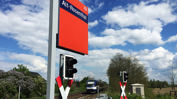Bahnhaltschild und Regionalbahn mit Bahnübergang in Alt-Rosenthal, Foto: Michael Jungclaus, MdL