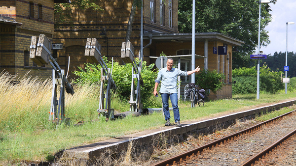 Michael Jungclaus auf dem Bahnsteig in Bölzke, Foto: Michael Jungclaus, MdL