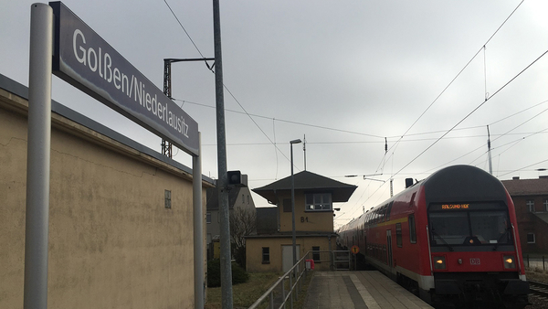 Bahnsteig Golßen/Niederlausitz mit Regionalbahn, Foto: Michael Jungclaus