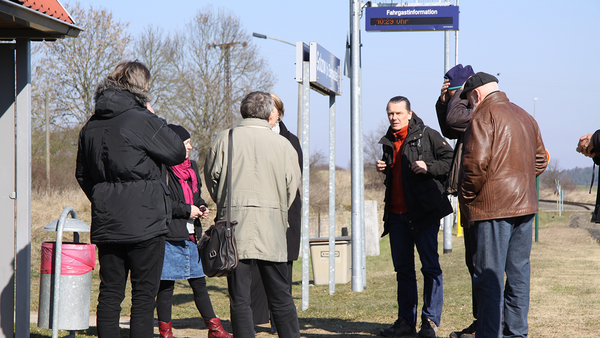 Gesprächsrunde auf Bahnsteig in Golzow (bei Eberswalde), Foto: Michael Jungclaus, MdL