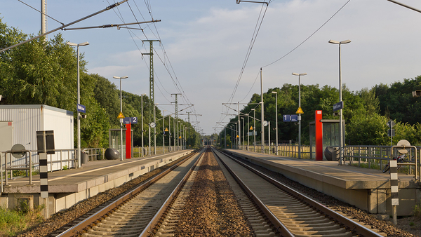 Bild „Bahnstation in Neuhof bei Wünsdorf, TF, Brandenburg“ von A.Savin https://de.wikipedia.org/wiki/Datei:Weisen_Bahnhof_1.JPG Lizenz: CC BY-SA: https://creativecommons.org/licenses/by-sa/3.0/deed.de