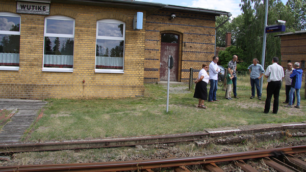 Gesprächsrunde vor dem Bahnhofsgebäude in Wutike, Foto: Michael Jungclaus, MdL