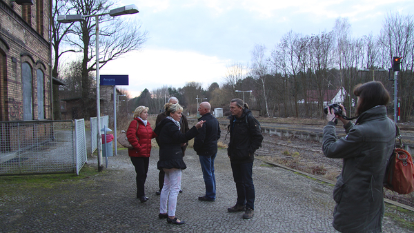Gesprächsrunde auf dem Bahnsteig Grunow, Foto: Michael Jungclaus, MdL