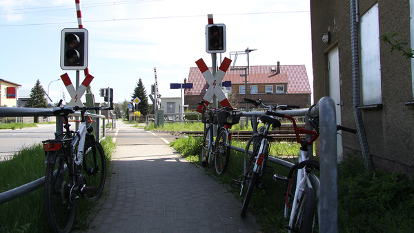 Bahnübergang mit abgeschlossenen Fahrrädern in Leuthen bei Cottbus, Foto: Michael Jungclaus, MdL