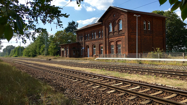 Bahnhofsgebäude mit Gleis und Bahnsteig in Gollmitz, Foto: Michael Jungclaus, MdL