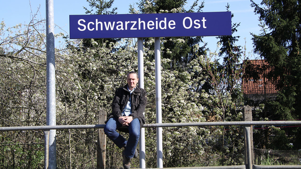 Michael Jungclaus auf dem Bahnsteig in Schwarzheide Ost, Foto: Michael Jungclaus, MdL