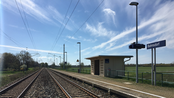 Bahnsteig und Gleise in Bahnsdorf, Foto: Michael Jungclaus, MdL