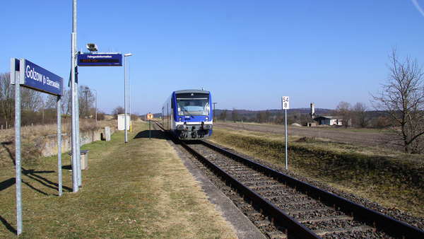 Regionalbahn kommt in Golzow (bei Eberswalde) an, Foto: Michael Jungclaus, MdL