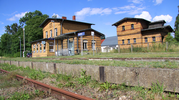 Bahnsteig und Bahnhofsgebäude in Wutike, Foto: Michael Jungclaus, MdL