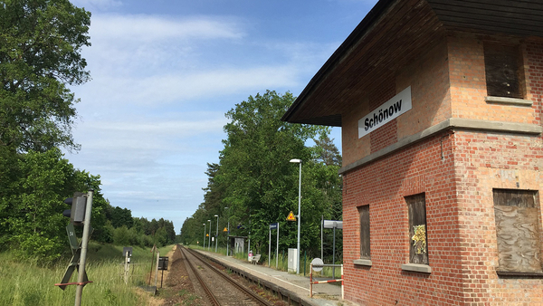Bahnhofsgebäude und Bahnsteig Schönow, Foto: Michael Jungclaus, MdL