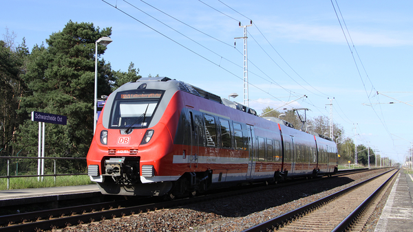Regionalbahn am Bahnsteig in Schwarzheide Ost, Foto: Michael Jungclaus, MdL
