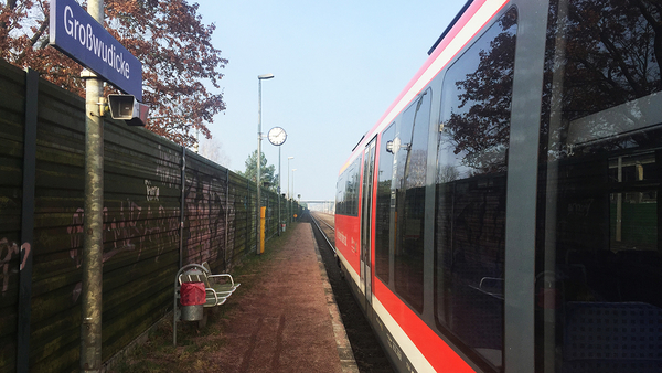 Bahnsteig und Regionalbahn in Großwudicke, Foto: Michael Jungclaus, MdL