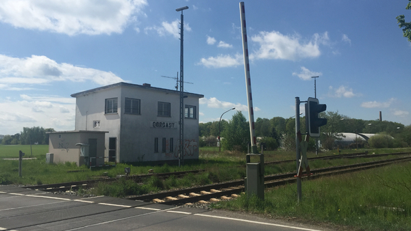 Bahnhofsgebäude und Bahnübergang in Golzow, Foto: Michael Jungclaus, MdL