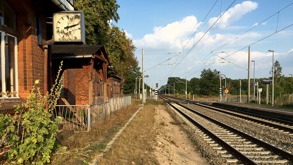 Bahnhofsgebäude, Bahnsteig und Gleis in Uebigau, Foto: Michael Jungclaus, MdL