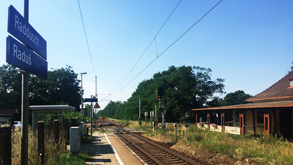 Bahnsteig, Gleise und Bahnhofsgebäude in Raddusch, Foto: Michael Jungclaus, MdL