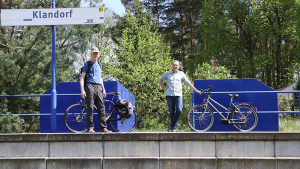 Michael Jungclaus mit dem Fahrrad auf dem Bahnsteig Klandorf, Foto: Michael Jungclaus, MdL