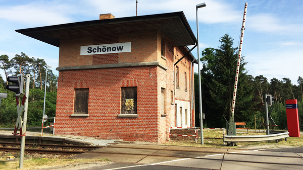 Bahnhofsgebäude, Bahnsteig und Bahnübergang Schönow, Foto: Michael Jungclaus, MdL