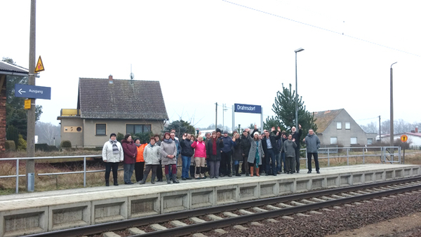 BesucherInnen der Bahnhofstour in Dransdorf mit Michael Jungclaus, Foto: Bastian Pauly