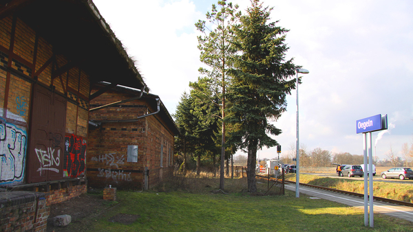 Bahnhofsgebäude, Bahnsteig und Parkplatz in Oegeln, Foto: Michael Junglaus, MdL