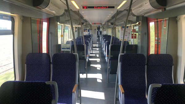 Im Regionalzug, die Anzeige zeigt als nächsten Bahnhalt Klansdorf an, Foto: Michael Jungclaus, MdL