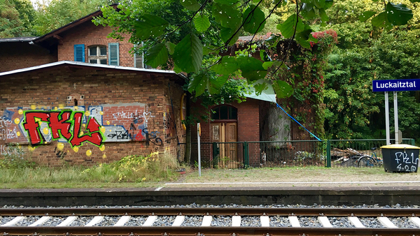 Bahnhofsgebäude mit Gleis und Bahnsteig in Luckaitztal, Foto: Michael Jungclaus, MdL