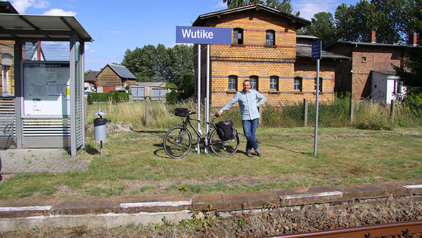 Michael Jungclaus auf dem Bahnsteig und Bahnhofsgebäude in Wutike, Foto: Michael Jungclaus, MdL
