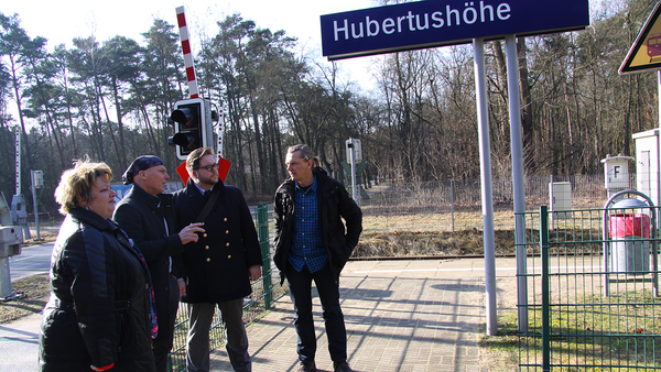 Gesprächsrunde auf dem Bahnsteig Hubertushöhe, Foto: Michael Jungclaus, MdL