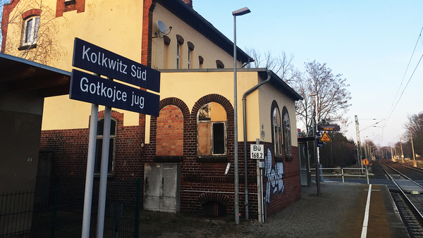 Bahnhofsgebäude und Bahnsteig Kolkwitz-Süd, Foto: Michael Jungclaus, MdL