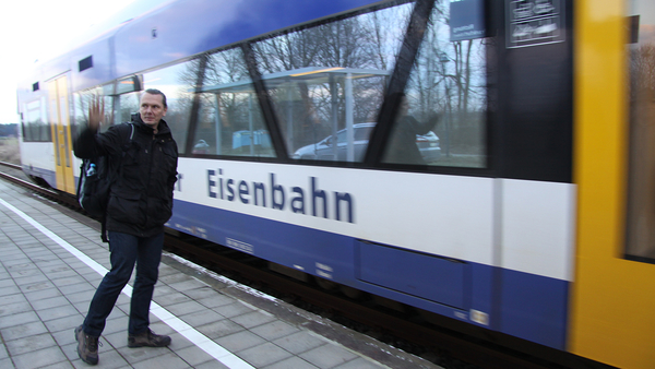 Michael Jungclaus steigt in Schneeberg in die Regionalbahn, Foto: Michael Jungclaus, MdL