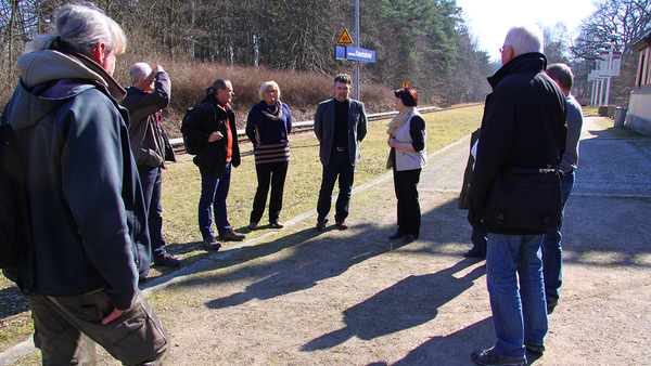 Gesprächsrunde auf dem Bahnsteig in Joachimsthal Kaiserbahnhof, Foto: Michael Jungclaus, MdL
