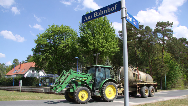 Traktor auf der Straße vor dem Bahnhof Klansdorf, Foto: Michael Jungclaus, MdL